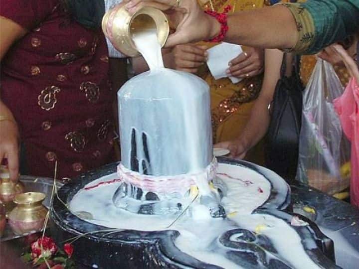 जिन लोगों की कुंडली में शनि की महादशा चल रही है वो सोमवार को गन्ने के रस ये शिवलिंग का अभिषेक करें, शमी पत्र चढ़ाएं. इससे शनि साधक को परेशान नहीं करते, आर्थिक, मानसिक और शारीरिक रूप से लाभ मिलता है.