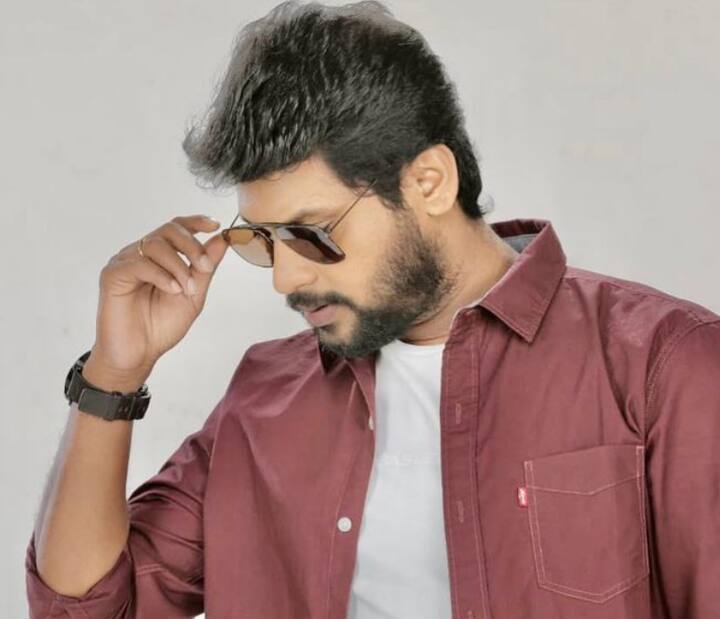 அதன் பிறகு தொகுப்பாளராக இருந்த ரியோ, சரவணன் மீனாட்சி தொடர் மூலம் மீண்டும் பிரபலம் அடைந்தார்.