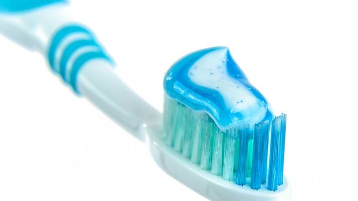 বিশেষজ্ঞদের মতে, খুব সামান্য পরিমাণেই টুটপেস্ট ব্যবহার করা উচিত। না হলের মুখের ভিতরের স্বাস্থ্যে প্রভাব পড়তে পারে।