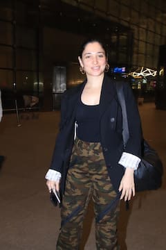 Tamanna: ఎయిర్‌పోర్టులో తళుక్కున మెరిసిన తమన్నా - ప్రియుడు ఎక్కడా?