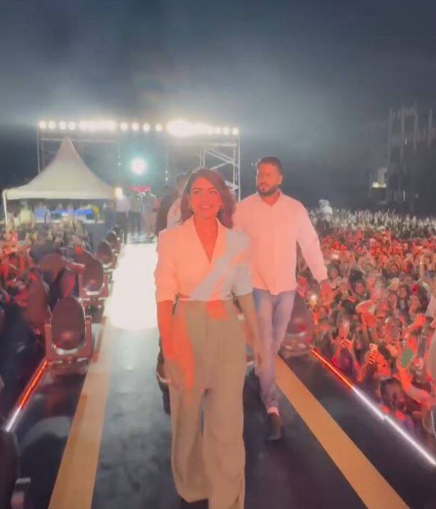 ஆரம்ப காலகட்டத்தில் விளம்பர படங்களில் நடித்து வந்த சமந்தா ரூத் பிரபு, விண்ணை தாண்டி வருவாயாவின் தெலுங்கு வெர்ஷனில் (யே மாயா சேசாவே) கதாநாயகியாக அறிமுகமானார்.