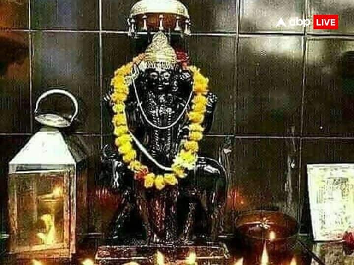 शनि देव के प्रकोप से बचने के लिए लोहे का छल्ला पहनने की सलाह दी जाती है. हालांकि इस दिन लोहे के छल्ले का दान करना भी बहुत शुभ माना जाता है. इससे शनि देव की कृपा प्राप्त होती है.