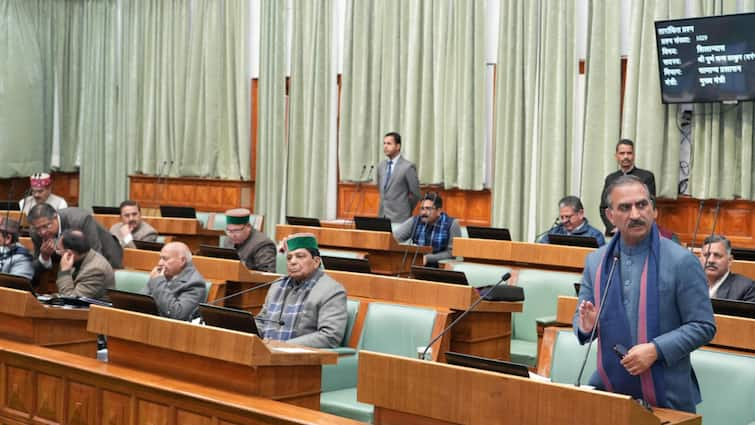 Himachal Pradesh Budget Session CM Sukhvinder Singh Sukhu Presented Economic Survey report Poverty Data and GDP ANN Himachal Budget Session: CM सुक्खू ने सदन में पेश किया आर्थिक सर्वेक्षण रिपोर्ट, हिमाचल में 4.67 लाख गरीबी रेखा से उबरे