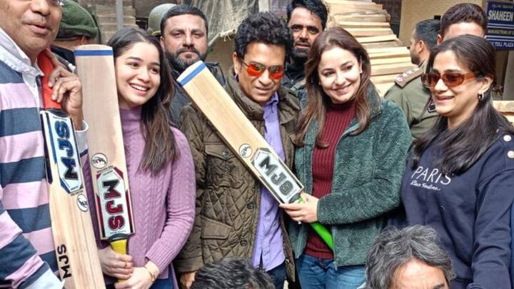 Legendary cricketer Sachin Tendulkar on Saturday (February 17) visited a bat manufacturing factory in Chersoo area of Awantipora in south Kashmir's Pulwama district sending people into a frenzy. The Tendulkar family is vacationing in Kashmir. (Image Credit: Asif Qureshi)