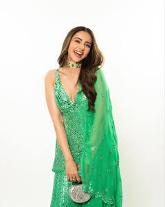 प्री वेडिंग फंक्शनंस के बीच ग्रीन शरारा में बेहद खूबसूरत लगीं Rakul , खूब ग्लो कर रही हैं जैकी की होने वाली 'दुल्हनिया'