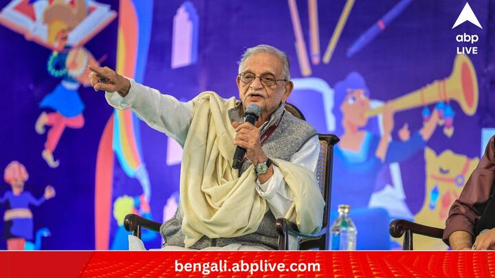 এদিন সংস্কৃত পণ্ডিত রামভর্দ্রাচার্যের পাশাপাশি তাঁকেও সম্মানিত করা হল জ্ঞানপীঠ পুরস্কারে। প্রসঙ্গত, ১৯৪৪ সালে জ্ঞানপীঠ পুরস্কারের সূচনা হয়। প্রতি বছর সাহিত্যক্ষেত্রে যুক্ত বাছাই করা ব্যক্তিদের হাতে পুরস্কার তুলে দেওয়া হয়। এই নিয়ে কোনও উর্দু সাহিত্যিক এই পুরস্কার পাচ্ছেন পঞ্চম বার।।(ছবি:PTI)