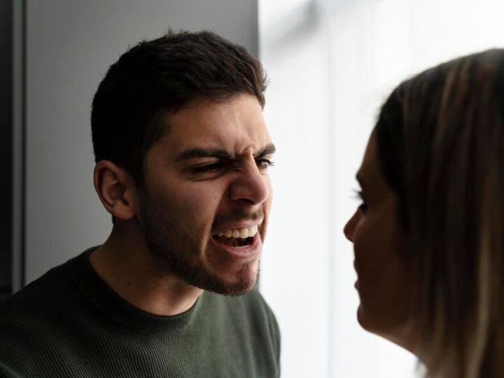 अगर आप बातचीत से अपनी समस्याएं हल नहीं हो पा रहे हैं, तो ऐसे में आप एक काउंसलिंग की मदद ले सकते हैं. आप काउंसलिंग जैसी सुविधाओं की मदद ले सकते हैं. एक काउंसलिंग आपको आपकी समस्याओं के मूल तक पहुंचने में मदद करता है, उनकी सहायता से आप खुलकर बातचीत कर पाएंगे.