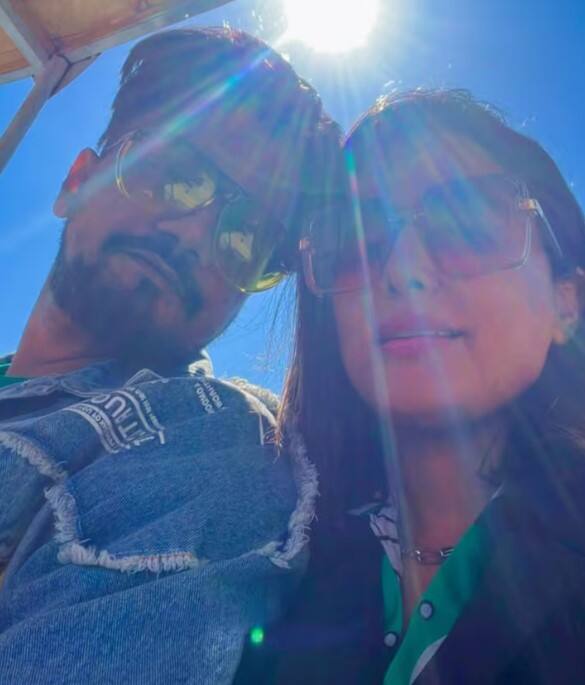 ਵਰਕ ਫਰੰਟ ਦੀ ਗੱਲ ਕਰੀਏ ਤਾਂ ਹਿਨਾ ਖਾਨ ਨੇ ਹਾਲ ਹੀ ਵਿੱਚ ਬਿੱਗ ਬੌਸ 17 ਦੇ ਵਿਜੇਤਾ ਮੁਨੱਵਰ ਫਾਰੂਕੀ ਨਾਲ ਇੱਕ ਮਿਊਜ਼ਿਕ ਵੀਡੀਓ ਸ਼ੂਟ ਕੀਤਾ ਹੈ। ਜੋ ਜਲਦੀ ਹੀ ਰਿਲੀਜ਼ ਹੋਣ ਜਾ ਰਹੀ ਹੈ।
