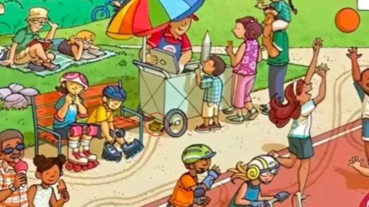 अगर अभी भी आप नहीं ढूंढ पाए हैं तो हम बताते हैं. तस्वीर में आइसक्रीम स्टाल के टायर के नीचे देखिए आपको कार दिख जाएगी.