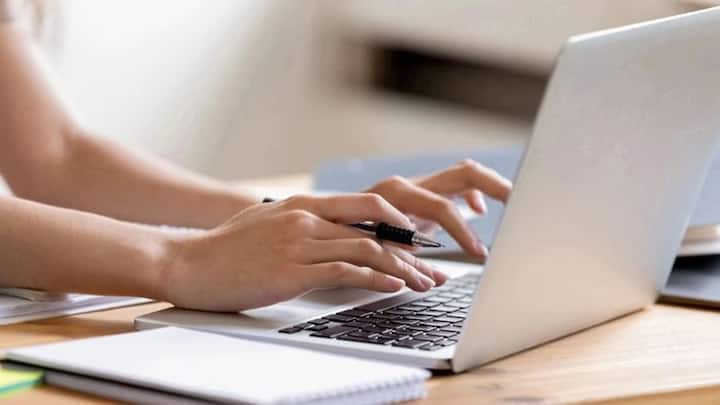 જો કોઈ સ્ટેટ બોર્ડમાં ભણતું હોય અને તેનું નામ ખોટી રીતે નોંધાયેલું હોય તો તેણે લાંબી પ્રક્રિયામાંથી પસાર થવું પડે છે. જેમાં સૌ પ્રથમ તમે તમારી પ્રાદેશિક કચેરીમાં અરજી કરો. ખાતરી કરો કે તમારા બાકીના વર્ગોમાં તમારું નામ એ જ છે જે તમે કરવા માંગો છો.