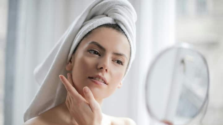 Beauty Tips :   दिवसभर सर्व प्रकारच्या प्रदूषणाशी लढा दिल्यानंतर, आपली त्वचा रात्री बरी होते. अशा परिस्थितीत, आपण काही विशेष पद्धती वापरून आपल्या त्वचेस बरे होण्यास आणखी सुधारणा करू शकता.
