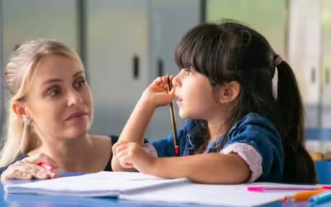 ਖੁੱਲ੍ਹ ਕੇ ਗੱਲਬਾਤ ਕਰੋ: ਆਪਣੇ ਬੱਚੇ ਨਾਲ ਦੋਸਤ ਵਾਂਗ ਗੱਲ ਕਰੋ। ਉਨ੍ਹਾਂ ਨੂੰ ਪੁੱਛੋ ਕੀ ਦਿਨ ਕਿਵੇਂ ਦਾ ਰਿਹਾ, ਉਨ੍ਹਾਂ ਦੀ ਪਸੰਦ ਅਤੇ ਨਾਪਸੰਦ ਬਾਰੇ ਜਾਣੋ। ਫਿਰ ਉਹ ਤੁਹਾਡੇ ਨਾਲ ਖੁੱਲ੍ਹ ਕੇ ਗੱਲਬਾਤ ਕਰਨਗੇ।