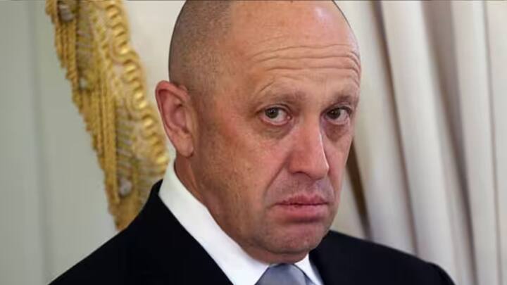 ইয়েভগেনি প্রিগোজিন: ইউক্রেনের সঙ্গে যুদ্ধের মধ্যেই বিদ্রোহ মাথাচাড়া দেয় রাশিয়ায়। বন্দুকধারীদের নিয়ে ক্রেমলিনের দিকে এগোতে থাকেন, রাশিয়ার বেসরকারি সেনা সংস্থা Wagner-এর শীর্ষস্থানীয় লেফটেন্যান্ট ইয়েভগেনি। সশস্ত্র যোদ্ধাদের নিয়ে তিনি পুতিনকে উৎখাত করে দেশের দখল নিতে চলেছেন বলে খবর আসে। ইউক্রেনের সঙ্গে যুদ্ধে যাওয়ার সিদ্ধান্ত নিয়ে পুতিনের সমালোচনাও করেন ইয়েভগেনি। কিন্তু হঠাৎই বদলে যায় পরিস্থিতি। সকলকে অস্ত্র সমর্পণ করার নির্দেশ দে ইয়েভগেনি। এর পর কড়া নিরাপত্তার মধ্যে বেলারুসে পাঠিয়ে দেওয়া হয় তাঁদের সকলকে। বেলারুসের প্রেসিডেন্ট আলেকজান্ডার লুকাশেঙ্কোর সঙ্গে পুতিনের গোপন সন্ধি হয় বলে জানা যায়। এর পর দু’মাস পেরিয়েছিল সবে। ২০২৩ সালের অগাস্ট মাসে বিমান দুর্ঘটনায় মারা ইয়েভগেনির মৃত্যুর খবর সামনে আসে। মস্কো থেকে সেন্ট পিটার্সবার্গ যাওয়ার পথে বিমানটিতে বিস্ফোরণ ঘটে বলে জানা যায়। ইয়েভগেনির মৃত্যুতে পুতিনের হাত রয়েছে বলে অভিযোগ ওঠে। কিন্তু অভিযোগ অস্বীকার করে ক্রেমলিন। -ফাইল চিত্র।