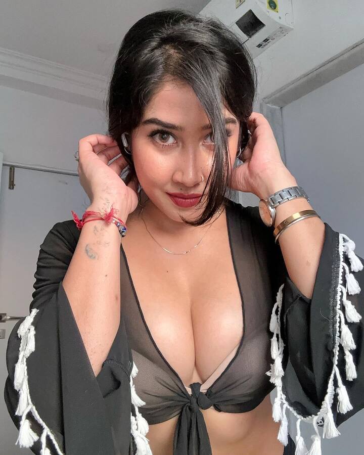 Sofia Ansari Photos: સોશિયલ મીડિયા સ્ટાર સોફિયા અંસારી તેની સોશિયલ મીડિયા પોસ્ટ્સને કારણે હેડલાઇન્સમાં રહે છે.