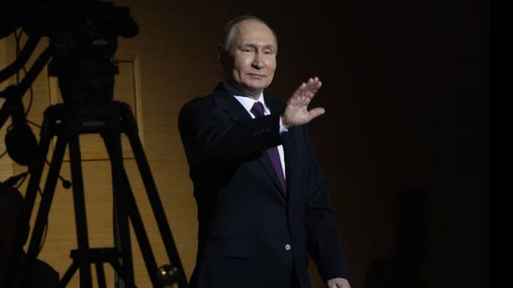 প্রবল শক্তিধর রাশিয়ার প্রেসিডেন্ট তিনি। আন্তর্জাতিক রাজনীতির অন্যতম মুখ্য চরিত্র। এহেন ভ্লাদিমির পুতিনের কথা মুখে মুখে ফিরবে, সেটাই স্বাভাবিক। তাঁকে নিয়ে যা রটে, তার কতটা ঘটে, সেই নিয়ে প্রশ্ন থাকাই স্বাভাবিক।-ফাইল চিত্র।