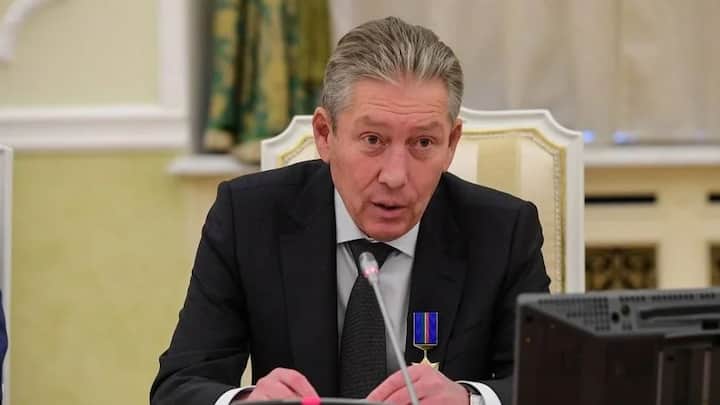 রাভিল মাগানভ: রাশিয়ার দ্বিতীয় বৃহত্তম তেল উৎপাদনকারী সংস্থা Lukoil-এর বোর্ডের চেয়ারম্যান ছিলেন রাভিল। ইউক্রেনের বিরুদ্ধে যুদ্ধ নিয়ে সরব হন তিনি। প্রকাশ্যেই সমালোচনা করেন পুতিনের। এর ছ’মাসের মাথায় মৃত্যু হয় তাঁর। মস্কোর সেন্ট্রাল ক্লিনিক্যাল হাসপাতালে ভর্তি ছিলেন রাভিল। জানা যায়, হাসপাতালের ছ’তলার জানলা থেকে পড়ে মারা যান তিনি। রাভিলকে নিয়ে ২০২২ সালে অষ্টম রুশ তৈল কর্ণধারের রহস্যমৃত্যু ঘটে। -ফাইল চিত্র।