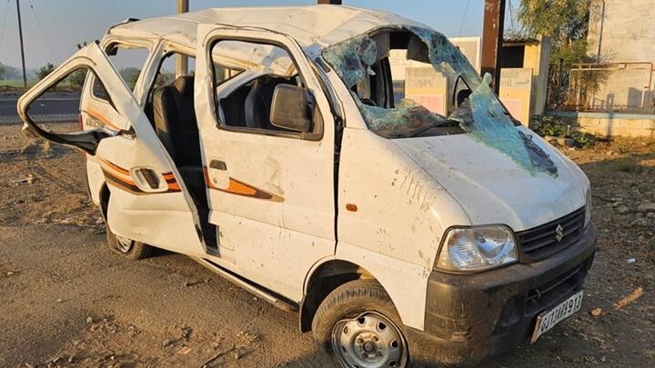 Accident News: 4 killed in an accident near Dhrangadhra an accident involving a car returning from a wedding Accident: ધ્રાંગધ્રા પાસે લગ્નમાંથી પરત ફરતી કારને નડ્યો અકસ્માત, 4 લોકોના મોત