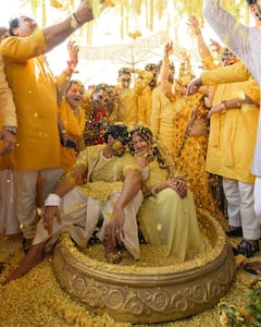 Sonarika Bhadoria Haldi Function: हल्दी सेरेमनी में होने वाले पति के प्यार में डूबी दिखीं सोनारिका भदौरिया, सामने आईं कपल की रोमांटिक तस्वीरें