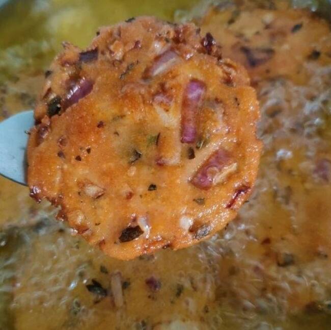 அவ்வளவு தான் ருசியான மதூர் வடை தயார்.