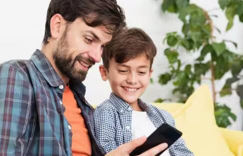 ਸੁਣਨ ਦਾ ਮਹੱਤਵ: ਜਦੋਂ ਤੁਹਾਡਾ ਬੱਚਾ ਤੁਹਾਨੂੰ ਕੁਝ ਕਹਿੰਦਾ ਹੈ, ਤਾਂ ਧਿਆਨ ਨਾਲ ਸੁਣੋ। ਉਨ੍ਹਾਂ ਨੂੰ ਇਹ ਮਹਿਸੂਸ ਕਰਵਾਓ ਕਿ ਉਹ ਜੋ ਕਹਿੰਦੇ ਹਨ ਤੁਹਾਡੇ ਲਈ ਮਹੱਤਵਪੂਰਨ ਹੈ। ਜੇ ਤੁਸੀਂ ਧਿਆਨ ਨਾਲ ਸੁਣੋਗੇ, ਤਾਂ ਬੱਚੇ ਆਪਣੇ ਵਿਚਾਰ ਸਾਂਝੇ ਕਰਨ ਵਿਚ ਦਿਲਚਸਪੀ ਦਿਖਾਉਣਗੇ।