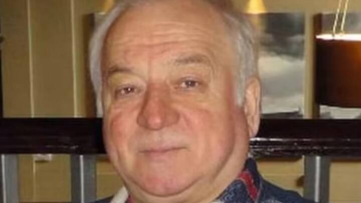 সেরগেই স্ক্রিপল: সেরগেই স্ক্রিপল রাশিয়ার প্রাক্তন গুপ্তচর। ২০১৮ সালে ব্রিটেনে বিষক্রিয়ার শিকার হন বলে অভিযোগ। সেরগেই এবং তাঁর কন্যা ইউলিয়া আচমকাই অসুস্থ হয়ে পড়েন এবং ক্রমাগত অবনতি হয় তাঁদের স্বাস্থ্যে। কিন্তু সেরগেই এবং ইউলিয়ার সংস্পর্শে আসা এক ব্রিটিশ মহিলার মৃত্যু হয়। গুরুতর অসুস্থ হয়ে পড়েন এক পুরুষ এবং এক পুলিশ আধিকারিক। সেরগেই এবং ইউলিয়ার উপর রাসায়নিক অস্ত্র Novichok-এর প্রয়োগ হয়েছিল বলে পরে দাবি করেন তদন্তকারীরা। -ফাইল চিত্র।