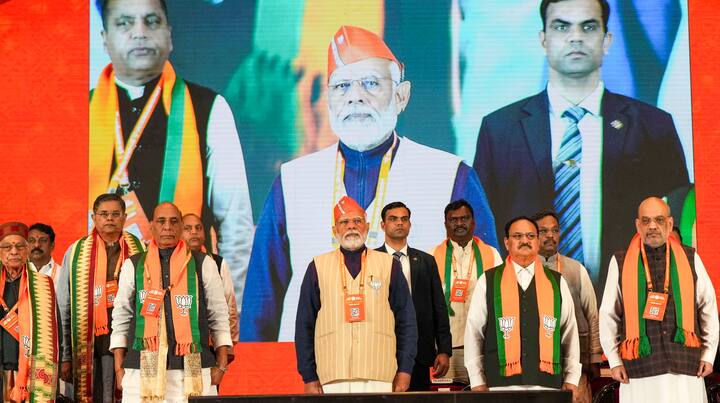 बीजेपी अपने मिशन को हकीकत में बदलने के लिए जी जान से जुटी है और यूपी में तो पार्टी का नारा 80 में 80 का है लेकिन ये कैसे मुमकिन होगा? क्योंकि इसी यूपी में मैनपुरी है जहां बीजेपी आज तक नहीं जीती और इसी यूपी में है संभल भी है जहां आज तक सिर्फ 1 बार ही कमल खिला है.