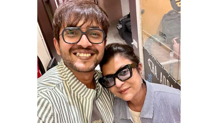 তাঁর পরিচালিত সদ্য মুক্তি পাওয়া ওয়েব সিরিজ 'কেমিস্ট্রি মাসি' যেন এক ঝটকায় ফিরিয়ে নিয়ে যায় স্কুলজীবনে। সেই রসায়ন পড়ার গল্প। দেবশ্রী রায়কে কেন্দ্র করে মুক্তি পেয়েছে সৌরভ চক্রবর্তীর নতুন ওয়েব সিরিজ 'কেমিস্ট্রি মাসি'। তবে বাস্তবে কেমন কেটেছিল পরিচালকের স্কুলজীবন? এবিপি লাইভ খুঁজল স্কুলজীবনের সৌরভকে।