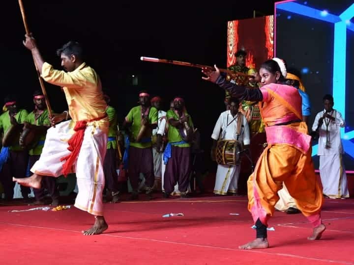 சிலம்பம் குழுவினரின் பாரம்பரிய ஆட்டம் சிறப்பாக நடந்தது.