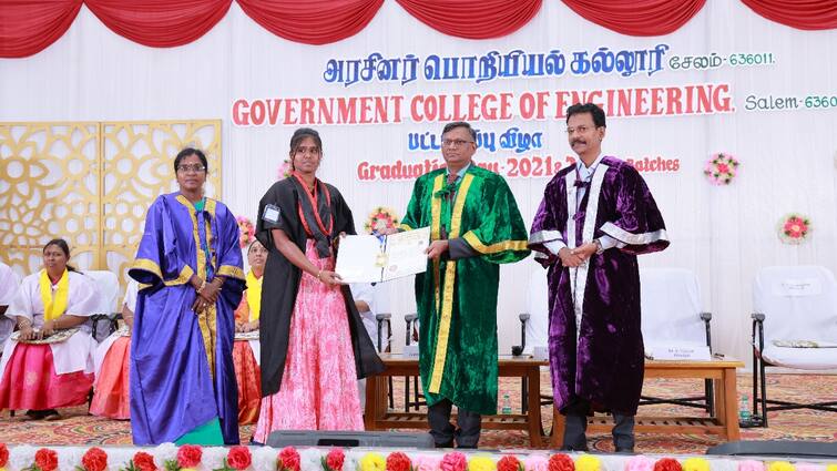 Salem Government College of Engineering Convocation - 1,127 students received their degrees. Education: சேலம் அரசு பொறியியல் கல்லூரியில் பட்டமளிப்பு விழா- 1,127 மாணவ-மாணவியர் பட்டங்களைப் பெற்றனர்.