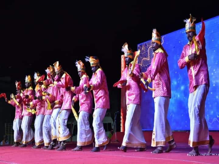 தேனி வெள்ளைப்பாண்டி குழுவினரின் தேவராட்டம் நடைபெற்றது.