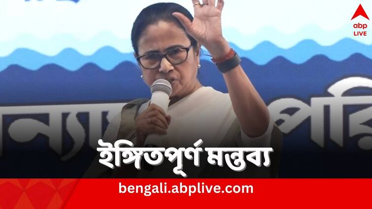 TMC Supremo Mamata Banerjee says she can take steps against traitors but waiting for the right time Mamata Banerjee: ‘চোরের ঠাকুরদা ওরা, সময় নিচ্ছি, সুতো ছাড়ছি’, প্রকাশ্য সভায় কাকে নিশানা মমতার?