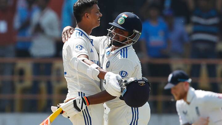 विशाखापट्टनम टेस्ट में यशस्वी जयसवाल ने 290 गेंदों पर 209 रनों की पारी खेली थी. उन्होंने अपनी पारी में 19 चौके और 7 छक्के जड़े. वहीं, इस टेस्ट में टीम इंडिया ने अंग्रेजों को 106 रनों से हराया था. (फोटो क्रेडिट- सोशल मीडिया)