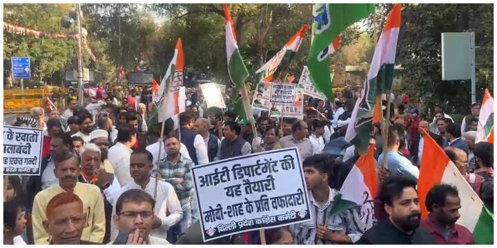 Delhi Congress Protest: आयकर विभाग की कार्रवाई में कांग्रेस के सभी बैंक खातों को फ्रीज किये जाने पर पार्टी के नेताओं ने इसे बैंक खातों को नहीं बल्कि लोकतंत्र को फ्रीज करने की कार्रवाई करार दिया.