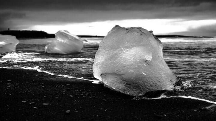 वैज्ञानिकों के मुताबिक जलवायु परिवर्तन के कारण अंटार्कटिका और ग्रीनलैंड में बर्फ पिघलने की रफ्तार तीन दशक पहले के मुकाबले तीन गुना हो गई है. इसकी वजह से समुद्र का जलस्तर दोगुना हैं. बता दें कि आर्कटिक महासागर में ग्रीनलैंड काफी बड़ा भूभाग और दुनिया का सबसे बड़ा द्वीप है. वहीं काली बर्फ से इन ग्लेशियर को भी नुकसान पहुंच रहा है.