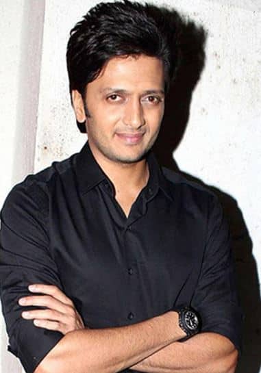 रितेश देशमुख के सोशल मीडिया अकाउंट पर आप देख सकेंगे कि उनके ऊपर किसी स्टारडम का खुमार नहीं चढ़ा है. फिल्मों में जितनी अच्छी एक्टिंग वो करते हैं, असल जीवन में अपनी फैमिली और ह्म्यूमैनिटी के साथ ही नजर आते हैं.