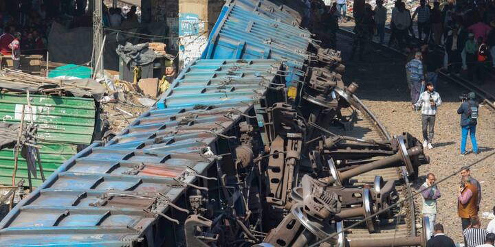 रेलवे पुलिस के एक अन्य अधिकारी ने कहा कि घटना में 10 डिब्बे पटरी से उतर गए हैं और बचाव कार्य जारी है. बचाव कार्य के लिए रेलवे पुलिस और दमकल विभाग की टीम घटनास्थल पर पहुंच गई हैं.