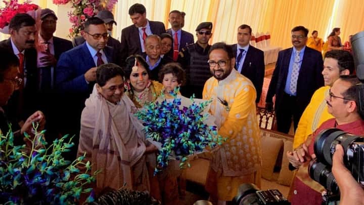 बसपा विधायक उमाशंकर ने बसपा चीफ का फूलों का गुलदस्ता देकर स्वागत किया