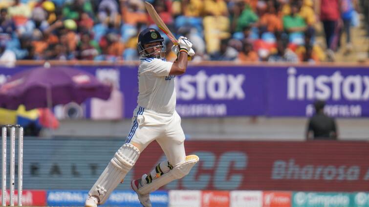 IND vs ENG: सरफराज खान ने अपने डेब्यू टेस्ट में किया बड़ा कारनामा, सुनील गावस्कर के खास क्लब में हुए शामिल