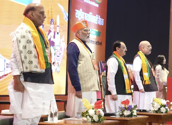 ऐसे में बीजेपी की नजर यूपी के संभल इलाके में अपनी धाक जमाने पर है. एबीपी न्यूज से बातचीत में आचार्य प्रमोद कृष्णम ने समाजवादी पार्टी के मुखिया पर बड़ा आरोप लगाया. प्रमोद कृष्णम ने कहा कि 2016 में अखिलेश यादव ने धाम के उद्घाटन पर रोक लगा दी थी. तब अखिलेश ही सूबे के सीएम थे.