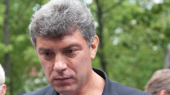 বরিস নেমৎসভ: ডেপুটি প্রধানমন্ত্রী বরিস ইয়েরৎসিনের আমলে রুশ রাজনীতিতে জনপ্রিয়তা পান বরিস নেমৎসভ। পুতিনের সমালোচক হিসেবেই পরিচিত ছিলেন তিনি। ২০১৫ সালে ক্রেমলিন সংলগ্ন একটি সেতুর উপর দিয়ে প্রেমিকার সঙ্গে হেঁটে যাচ্ছিলেন বরিস। সেই সময় আততায়ীদের গুলিতে মারা যান। সেই ঘটনায় চেচনিয়া থেকে পাঁচ জন দোষী সাব্যস্ত হন। ২০ বছরের জেল হয় তাঁদের। যদি নেমৎসভের অনুগামীদের দাবি, ক্রেমলিনের নির্দেশেই খুন করা হয় বরিসকে। পরে ওই পাঁচ জনের ঘাড়ে দোষ ঠেলা হয়। -ফাইল চিত্র।