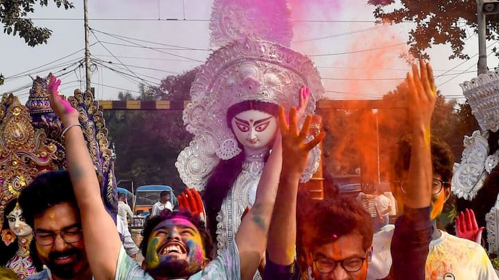 ফলে অনেকেই মনে করছেন বাগদেবীর আরাধনা রবিবার হওয়ায় সেদিন আর অতিরিক্ত ছুটি থাকছে না।