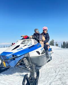 Sambhavna Seth Pics: कश्मीर की बर्फीली वादियों में पति अविनाश संग वेकेशन मना रही हैं संभावना सेठ, फैंस के साथ शेयर की ट्रिप की खूबसूरत तस्वीरें