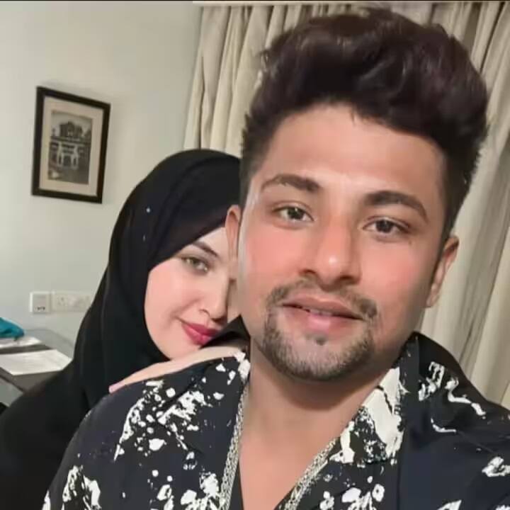 સરફરાઝ અને રોમાનાની પહેલી મુલાકાત બહેને જ ગોઠવી હતી. સરફરાઝ પહેલી નજરમાં જ કાશ્મીરી સુંદરતા પર દિલ ગુમાવી બેઠો હતો. પહેલા બંને વચ્ચે મિત્રતા હતી જે ધીરે ધીરે પ્રેમમાં બદલાઈ ગઈ.