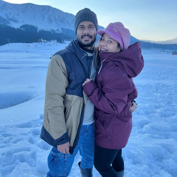 वहीं कुछ तस्वीरों में कपल बर्फ के बीच एक-दूसरे संग रोमांटिक होता भी दिखाई दिया. दोनों की ये केमिस्ट्री उनके फैंस को खूब भा रही है.