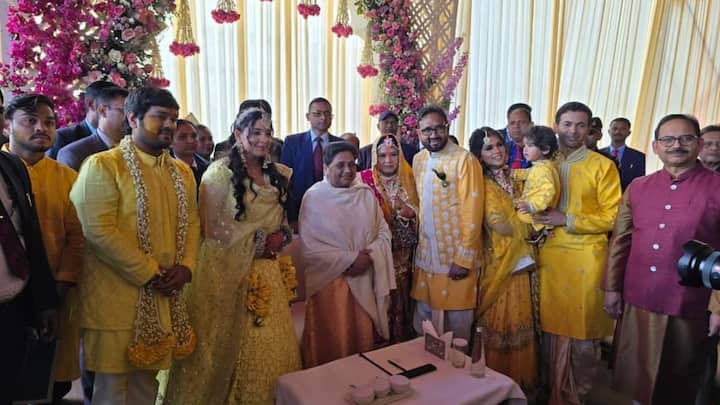 इस दौरान मायवती के साथ बसपा के कई नेता भी मौजूद रहे