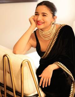 PICS: विदेश में अपने देशी लुक Alia ने किया सभी को घायल, ब्लैक साड़ी में दिखा एक्ट्रेस का रॉयल लुक, फैंस बोले- 'रूप की रानी'