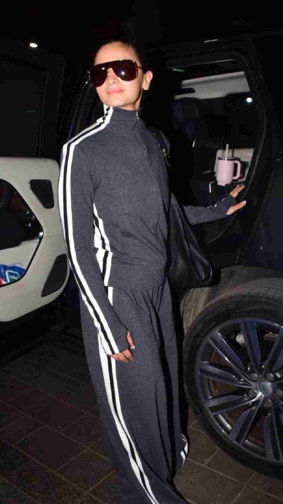 आलिया' एअरपोर्ट स्पॉट लूक !