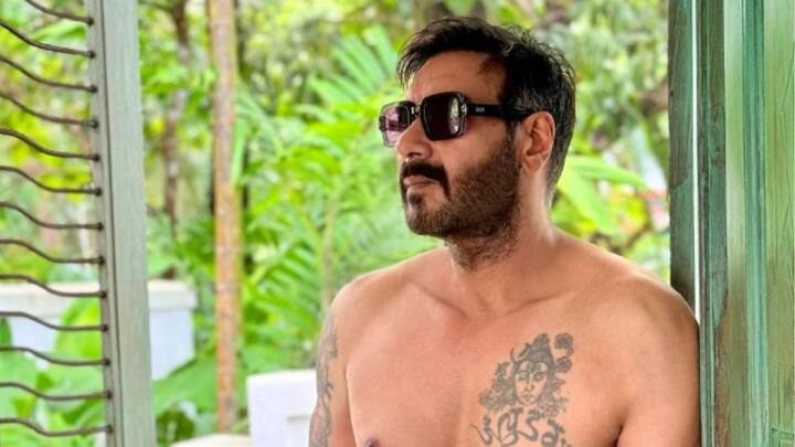Ajay Devgn Shares Shirtless Photo Showing Toned Body And Abs Fans React Know Bollywood Entertainment Latest Update Marathi News Ajay Devgn : अजय देवगनने शेअर केला शर्टलेस फोटो; शानदार बॉडीसाठी अभिनेता जिममध्ये गाळतोय घाम