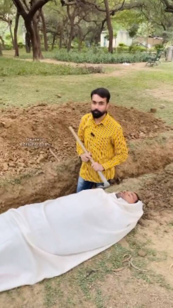 बच्चों को पढ़ाने के लिए मुर्दे से बुलवाई अंग्रेजी, देखें वीडियो