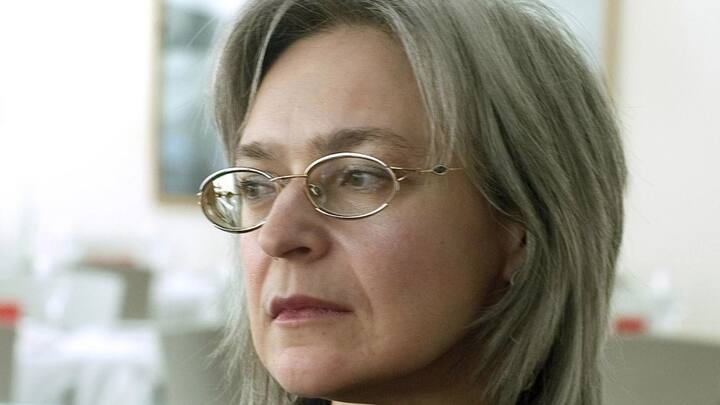 অ্যানা পলিৎকোভস্কায়া: রুশ সাংবাদিক এবং মানবাধিকার কর্মী ছিলেন অ্যানা পলিৎকোভস্কায়া। নিজের অ্যাপার্টমেন্টের লিফ্টে খুন হন অ্যানা। বয়স হয়েছিল ৪৮ বছর। অ্যানার মৃত্যু ঘিরেও রহস্য দানা বাধে। তাঁর মৃত্যুর পর পুতিন জানান, সাংবাদিক হিসেবে অ্যানার কর্মজীবন রুশ রাজনীতির জন্য একেবারেই অপ্রাসঙ্গিক। কিন্তু তাঁর মৃত্যুতে রাশিয়ার জন্য ক্ষতিকর। অ্যানার খুনের নেপথ্যে কার হাত ছিল, আজও ধোঁয়াশা রয়েছে সেই নিয়ে। -ফাইল চিত্র।